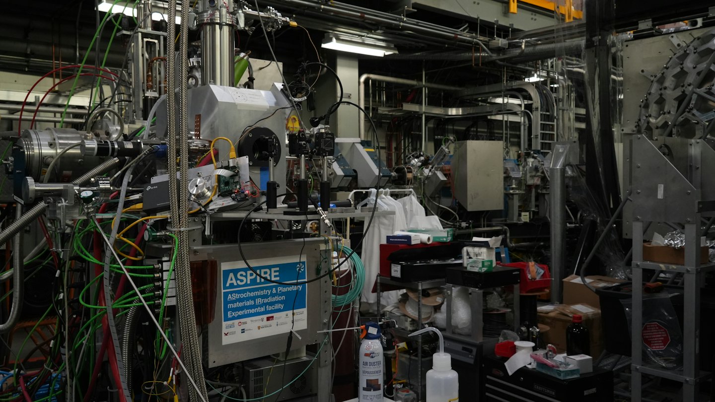 Attrezzatura di laboratorio con cavi e tubi colorati.
